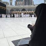 Jemaah wanita muslimah membaca doa dan berzikir mengenakan gamis ihram - panduan doa lengkap ibadah umroh dari ihram hingga tahallul